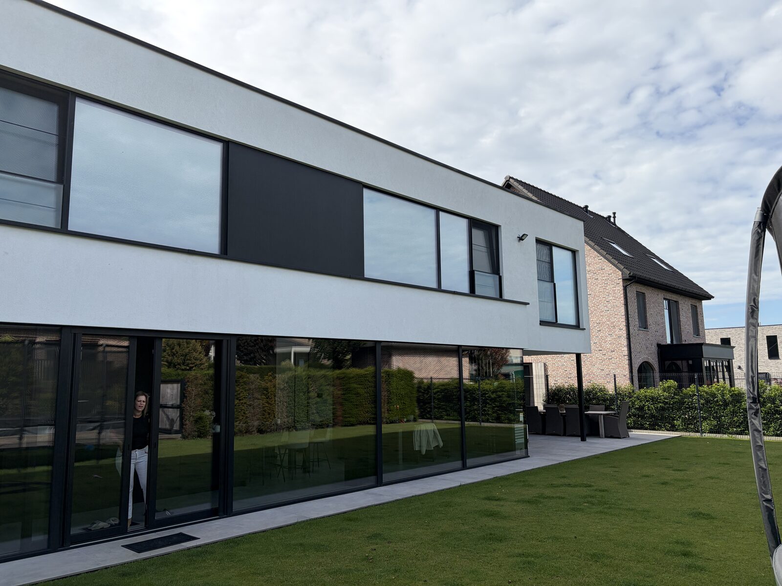 Stralend witte crepi-gevel van moderne woning na zachte chemische reiniging door AFS Cleaning Bilzen