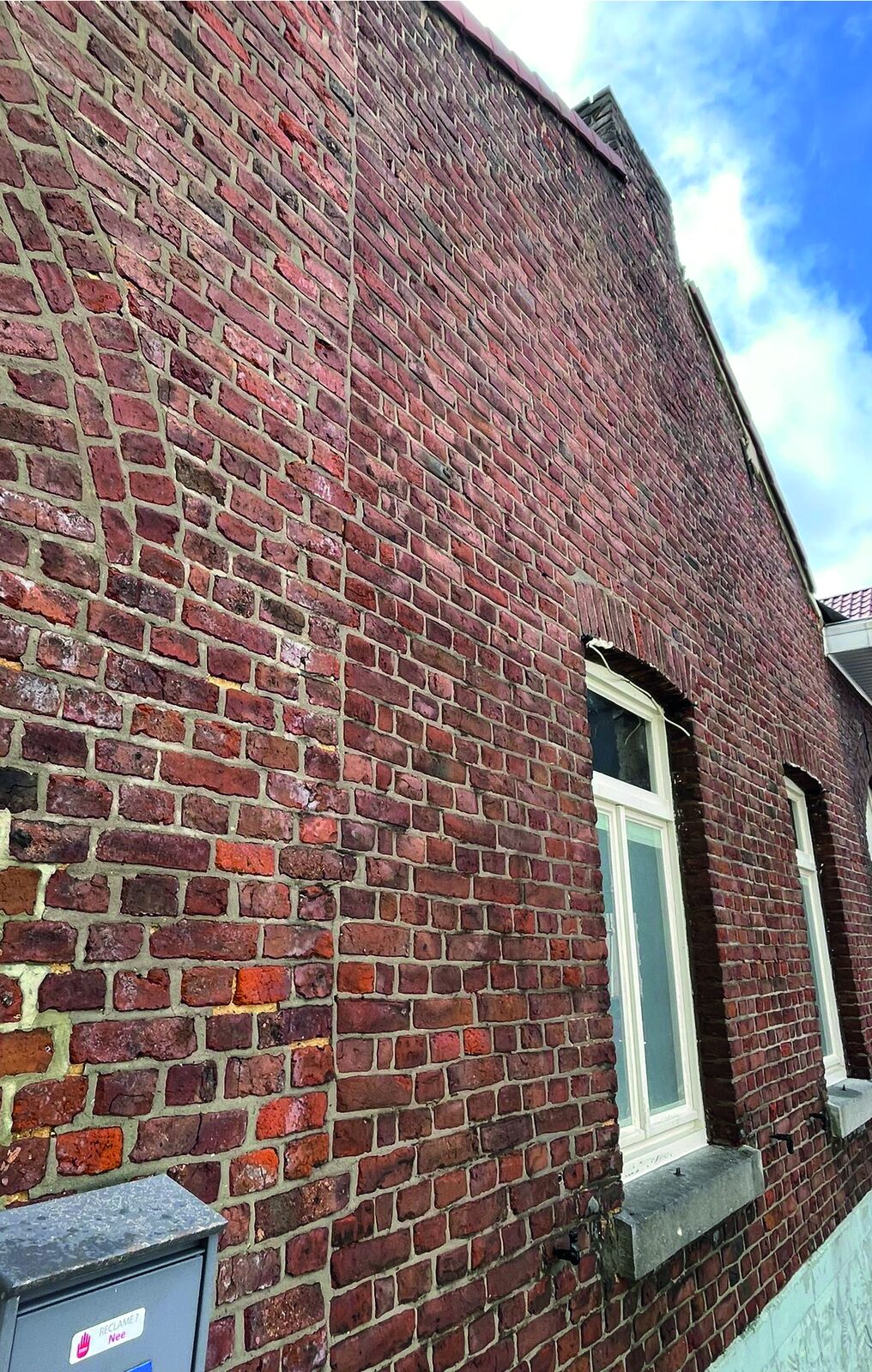 Propere bakstenen gevel na professionele gevelreiniging door AFS Cleaning Bilzen