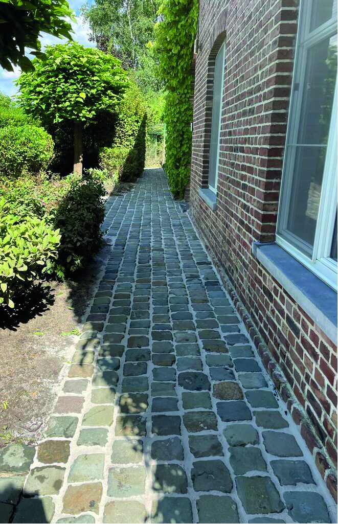 Proper klinkerpad na professionele oppervlaktereiniging door AFS Cleaning Bilzen